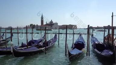 欧洲。 意大利。 威尼斯。 早上，传统的威尼斯船只站在<strong>大运</strong>河的码头上