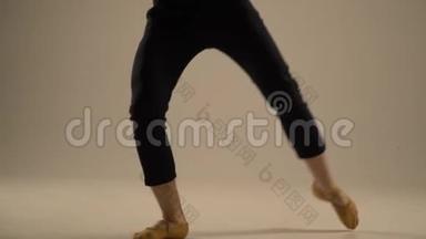 男芭蕾舞演员表演的动作与交叉腿在跳跃，昆虫。 慢动作