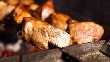 木炭烤架上的串烧肉特写