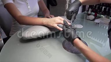 美甲师在美甲沙龙剪了女孩的指甲，现在给了她们一个表格。 内科<strong>足疗</strong>病人