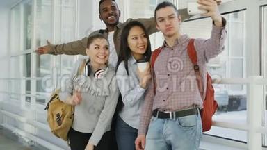 一群多民族的学生在大学走廊里站在智能手机相机上自拍。 偷<strong>鸡仔</strong>