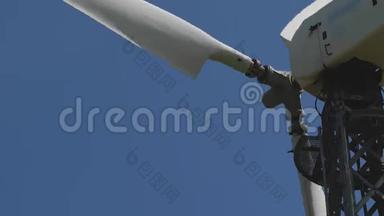 风力涡轮机叶片在蓝天背景下缓慢旋转