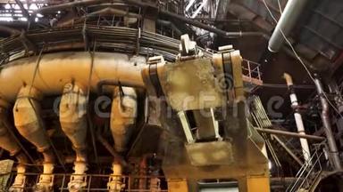 冶金厂热店详情，重工概念.. 库存录像。 机器和机器的底部视图