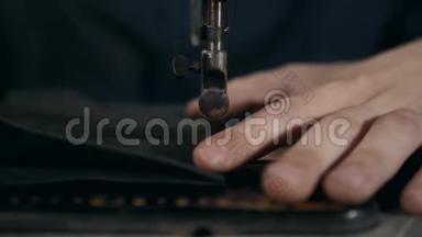 缝制工艺的皮鞋生产厂家袋带.. 男人`缝纫后面的手。 皮革车间手工制作