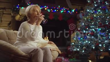 孤独的老太太在圣诞夜喝酒