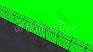 沿着安全围栏骑车-绿色屏幕