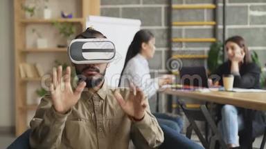 非裔美国人在游戏开发办公室测试VR模拟器。 <strong>创</strong>业<strong>创</strong>意团队讨论<strong>未来</strong>虚拟