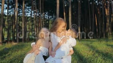 三口之家在森林里玩得开心。 穿着白色衣服和草帽的母亲和孩子们很高兴