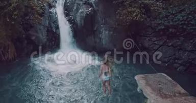 女游客<strong>跳入</strong>巴厘岛的阿灵-阿灵瀑布
