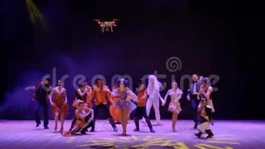 后台表演，空中无人机射击疯狂的人在舞台上的剧院