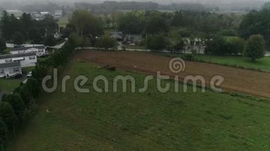 雾中阿米什农场土地和阿米什农民收获的鸟瞰图