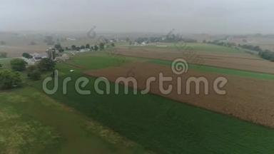 雾中阿米什农场土地和阿米什农民收获的鸟瞰图