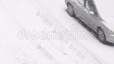 车在雪地里停车场.. 暴风雪。 冬天降雪。