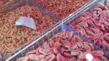 冷冻虾，贻贝和蟹棒在冷藏柜台。 大鱼市场