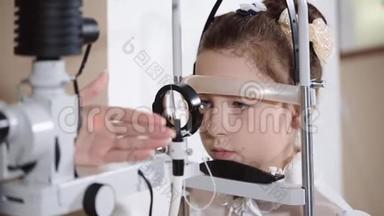 医生正在做眼的生物显微镜检查，他检查了一个青少年的眼睛