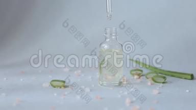 带吸管的滴管玻璃瓶.. 用芦荟填充精华液.