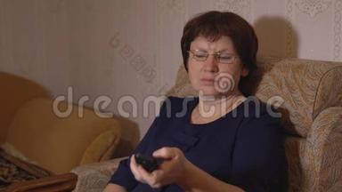 戴眼镜的女人用遥控开关电视频道