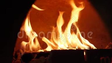 在烤箱中燃烧火焰的特写。 框架。 传统柴火炉中火焰燃烧的精美