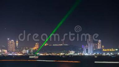 在泰国曼谷附近的<strong>新年晚会</strong>前，芭堤雅在芭堤雅海滩附近举行激光表演，并在夜间举行芭堤雅标志