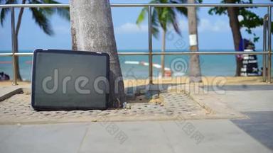 电视站在海滩上。 海边的电视展台