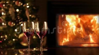 壁炉旁两杯红酒。 壁炉旁浪漫的圣诞夜