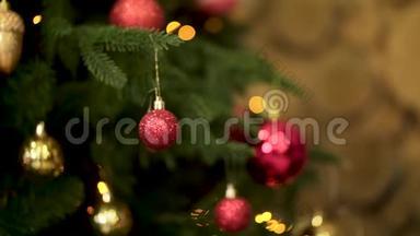 美丽，五颜六色的圣诞树玩具在绿色的树枝上，圣诞快乐和新年的概念。 圣诞舞会
