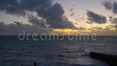 海上舞动的波浪景观。 从Seaford查看。