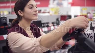 年轻漂亮的女顾客在电器商店电子部为PS4选择赛车线。