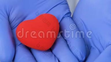 医生手心里的红心，器官移植，爱心人道，捐赠