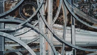 <strong>纵览</strong>史诗级公路交汇处立交桥，交通通过多个天桥和交叉口。