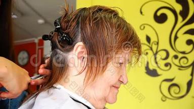 一个在理发店剪头发上有皱纹`女人