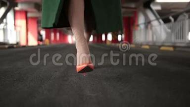 女人`穿着高跟鞋走路的腿