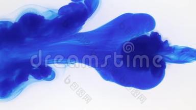 在白色背景上抽象出奇怪的蓝色墨水形式。 蓝色颜料在水下的美丽动作。