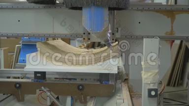 大型木工机械在木制品上<strong>钻洞</strong>.. 电子控制，技术生产