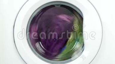 洗衣机工作旋转湿衣