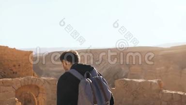 男游客拍照惊艳山景.. 带背包的年轻人拍照。 自由。 马萨达以色列4K。