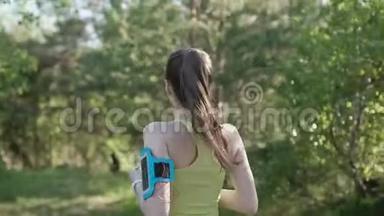 后景。 跑步青年妇女在公园跑步锻炼户外健身跟踪<strong>可穿戴</strong>技术。 女运动员