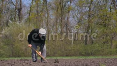 人在花园里挖地。 在<strong>棺材</strong>里种土豆的人。