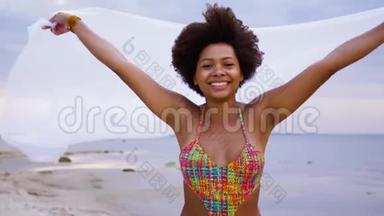 穿着披肩的非洲女人在沙滩上<strong>迎风招展</strong>