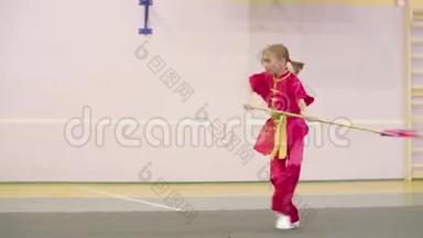 武术小女孩用矛训练，武术