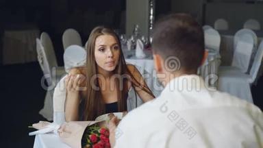 愤怒的年轻女士正在和她的男朋友在餐馆吃饭，然后离开。 恋人吵架，消极