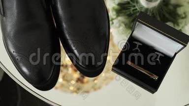 男士`黑色皮鞋、古典皮鞋和袖扣