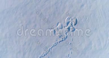 两个<strong>雪天</strong>使在一个雪覆盖<strong>的</strong>地区。 空中镜头。