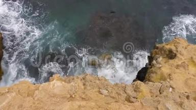 海浪拍打在石崖顶上. 海浪<strong>冲破</strong>岩石的海角