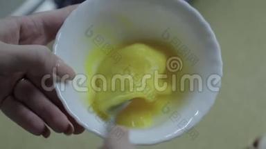 把鸡蛋放在碗里搅拌