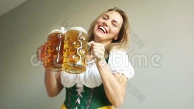 一位身穿传统啤酒节服装、戴两个啤酒眼镜、<strong>手拿牌子</strong>的女人的肖像