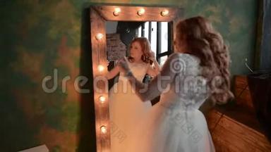 年轻漂亮的女人用灯在镜子前做准备