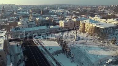 乌克兰哈尔科夫-2016年12月13日：<strong>宪法</strong>广场空中展览，历史博物馆被雪覆盖