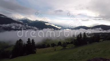 在蒂罗尔阿尔卑斯山脉的山谷上移动的云