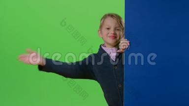 少年从墙后走出来，在绿色的屏幕上向自己招手